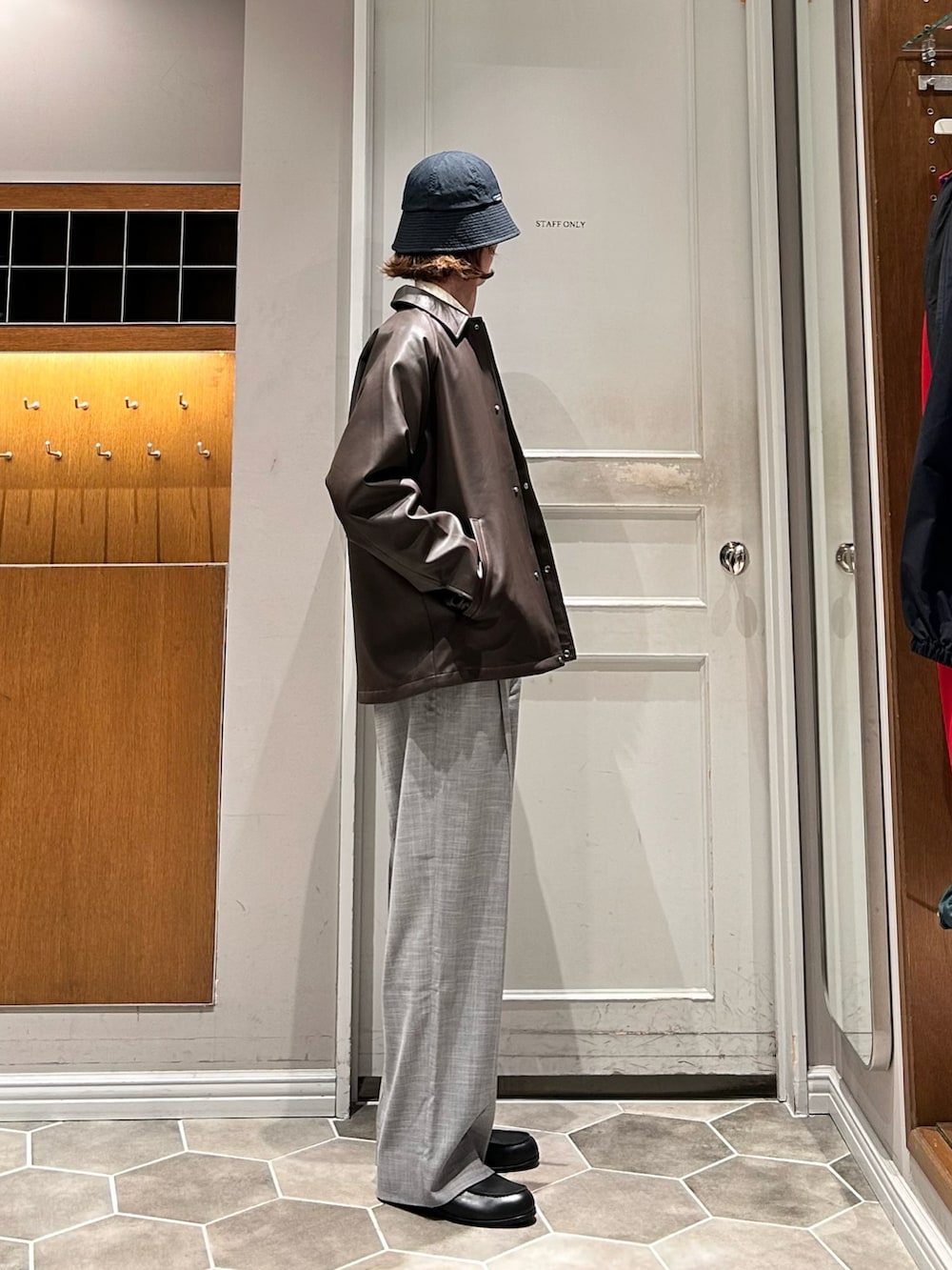 イエロー系のシャツ/ブラウス、ブラウン系のブルゾン、グレー系のスラックスを着用したメンズの春コーディネートの2枚目の写真