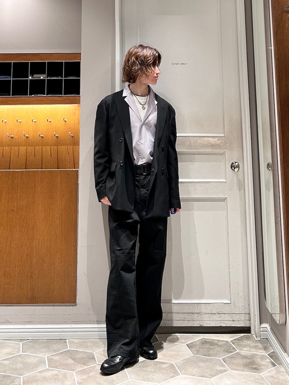 グレー系のシャツ/ブラウス、ブラック系のテーラードジャケット、ブラック系のその他パンツを着用したメンズの春コーディネートの2枚目の写真