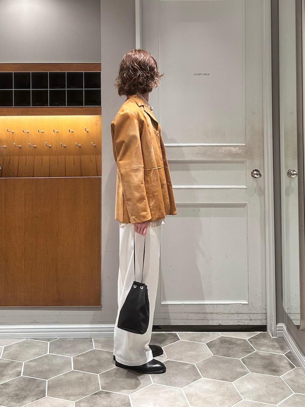 ブラック系のドレスシューズ、ベージュ系のシャツ/ブラウス、ベージュ系のジャケット/アウターを着用したメンズの夏コーディネートの2枚目の写真