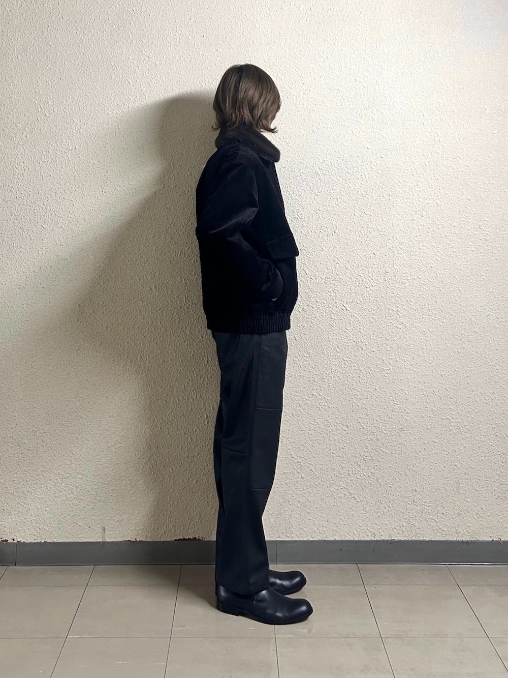 ブラック系のブーツ、ブラウン系のブルゾン、ブラック系のその他パンツを着用したメンズの春コーディネートの2枚目の写真