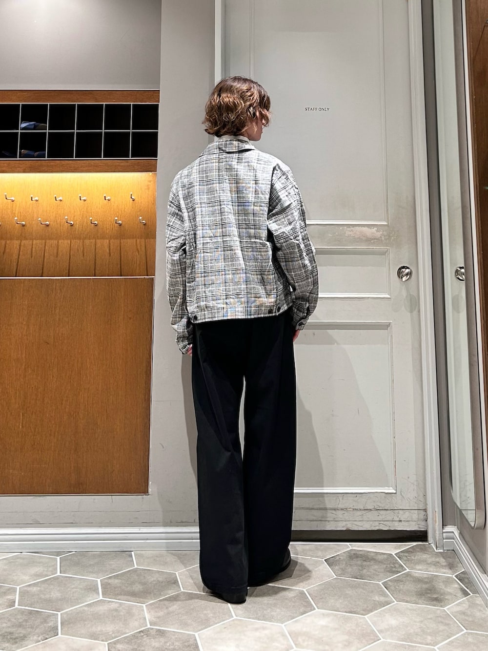 その他のブルゾン、ブラック系のその他パンツ、ブラック系のローファーを着用したメンズの春コーディネートの3枚目の写真