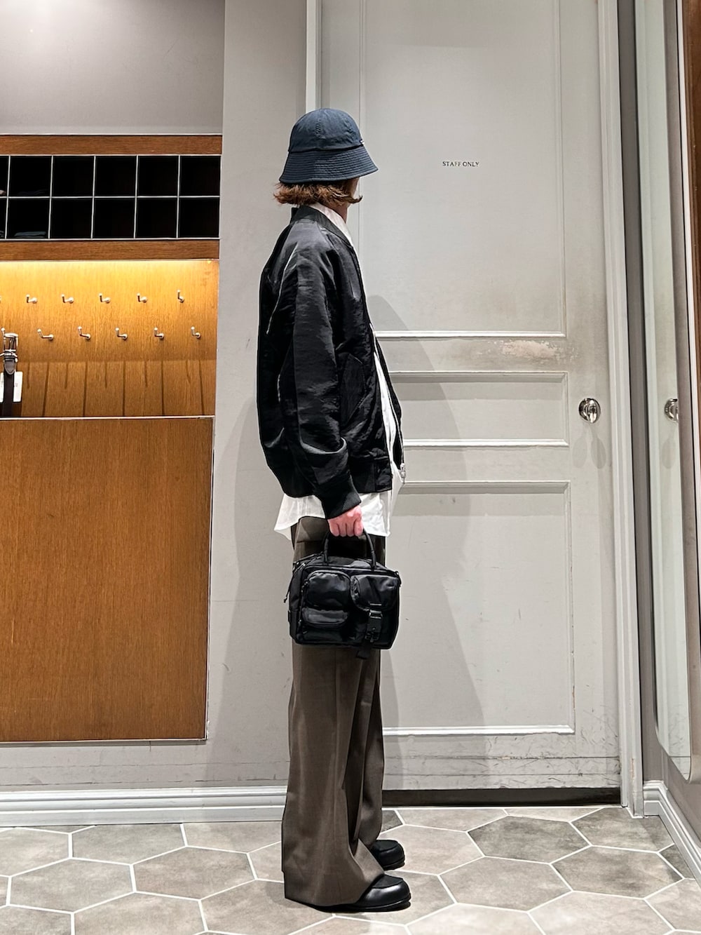 ホワイト系のシャツ/ブラウス、ブラック系のMA-1、グリーン系のカーゴパンツを着用したメンズの春コーディネートの2枚目の写真