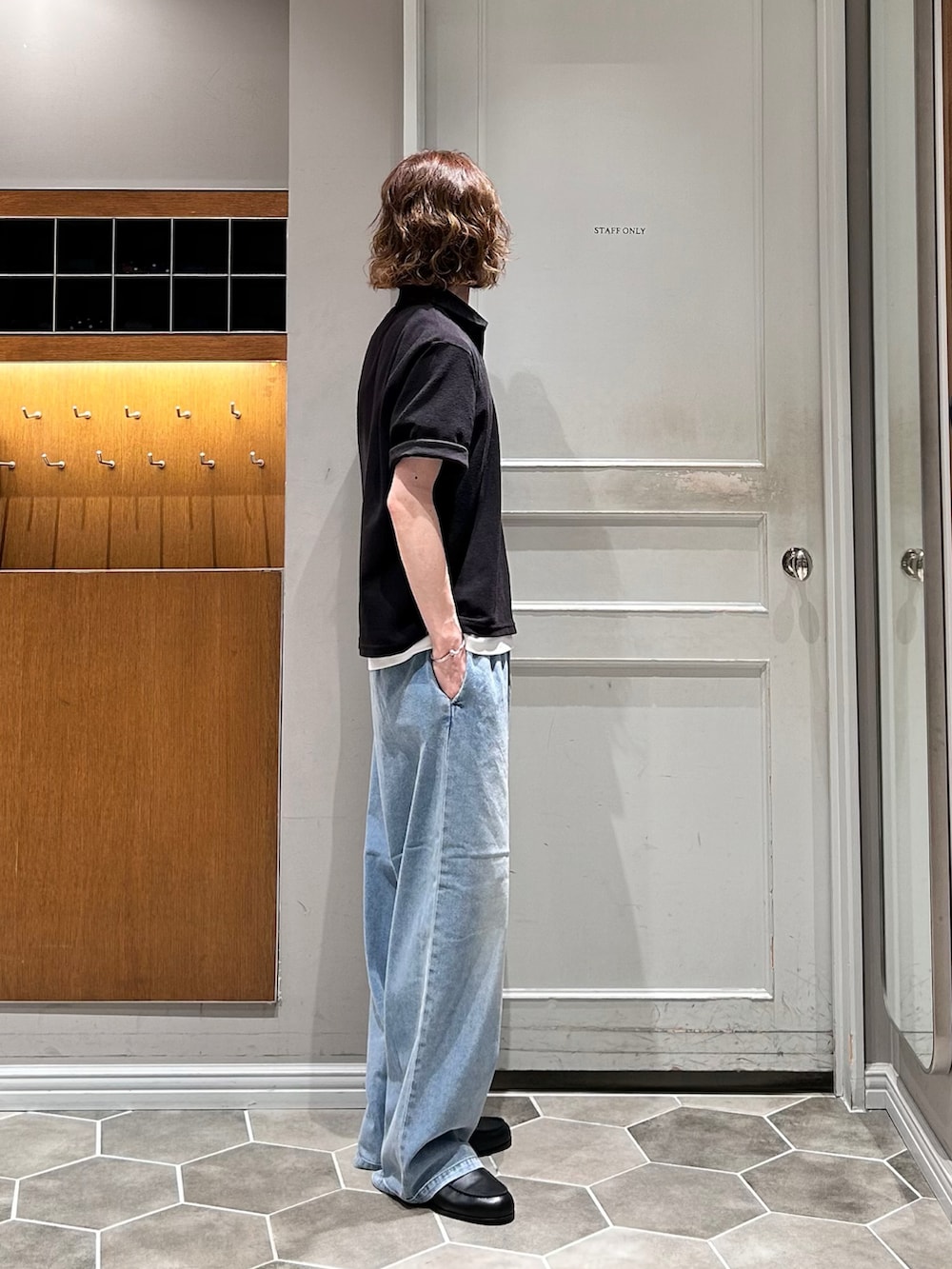 ブルー系のデニムパンツ、ブラック系のローファー、ホワイト系のTシャツ/カットソーを着用したメンズの夏コーディネートの2枚目の写真