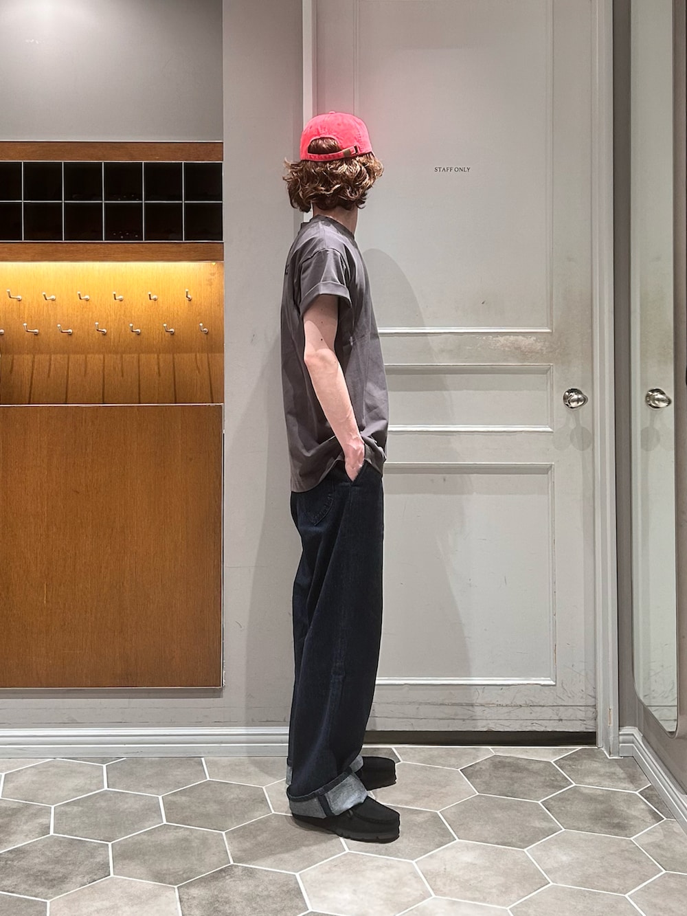 グレー系のTシャツ/カットソー、ブラック系のその他シューズ、ブルー系のデニムパンツを着用したメンズの夏コーディネートの2枚目の写真