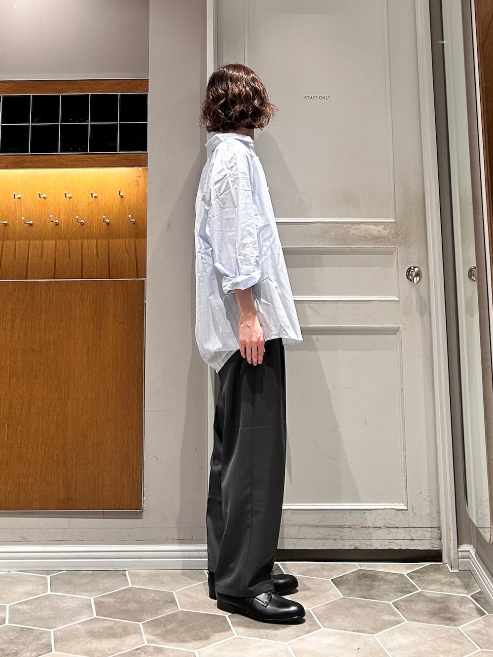 ブルー系のシャツ/ブラウス、グレー系のスラックス、ブラック系のドレスシューズを着用したメンズの春コーディネートの2枚目の写真