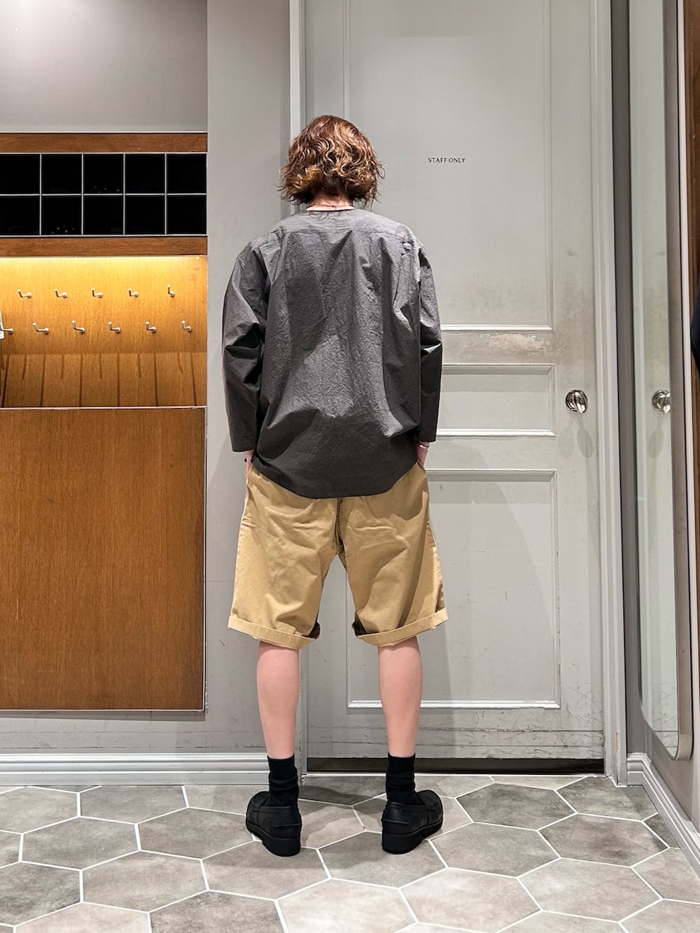 ベージュ系のその他パンツ、ブラック系のローファー、グレー系のシャツ/ブラウスを着用したメンズの夏コーディネートの3枚目の写真