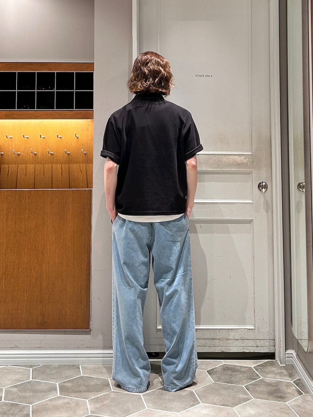 ブルー系のデニムパンツ、ブラック系のローファー、ホワイト系のTシャツ/カットソーを着用したメンズの夏コーディネートの3枚目の写真