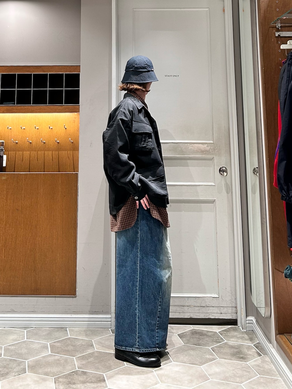 ブラウン系のシャツ/ブラウス、ブラック系のブルゾン、ブラック系のローファーを着用したメンズの春コーディネートの2枚目の写真