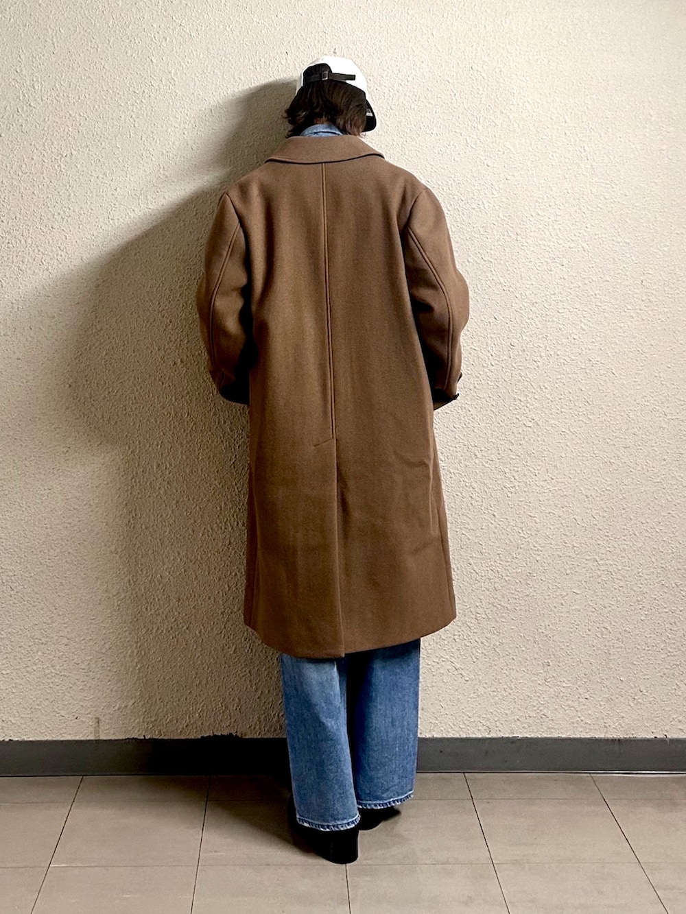 ベージュ系のその他アウター、ブルー系のデニムパンツ、ブラウン系のブーツを着用したメンズの春コーディネートの3枚目の写真