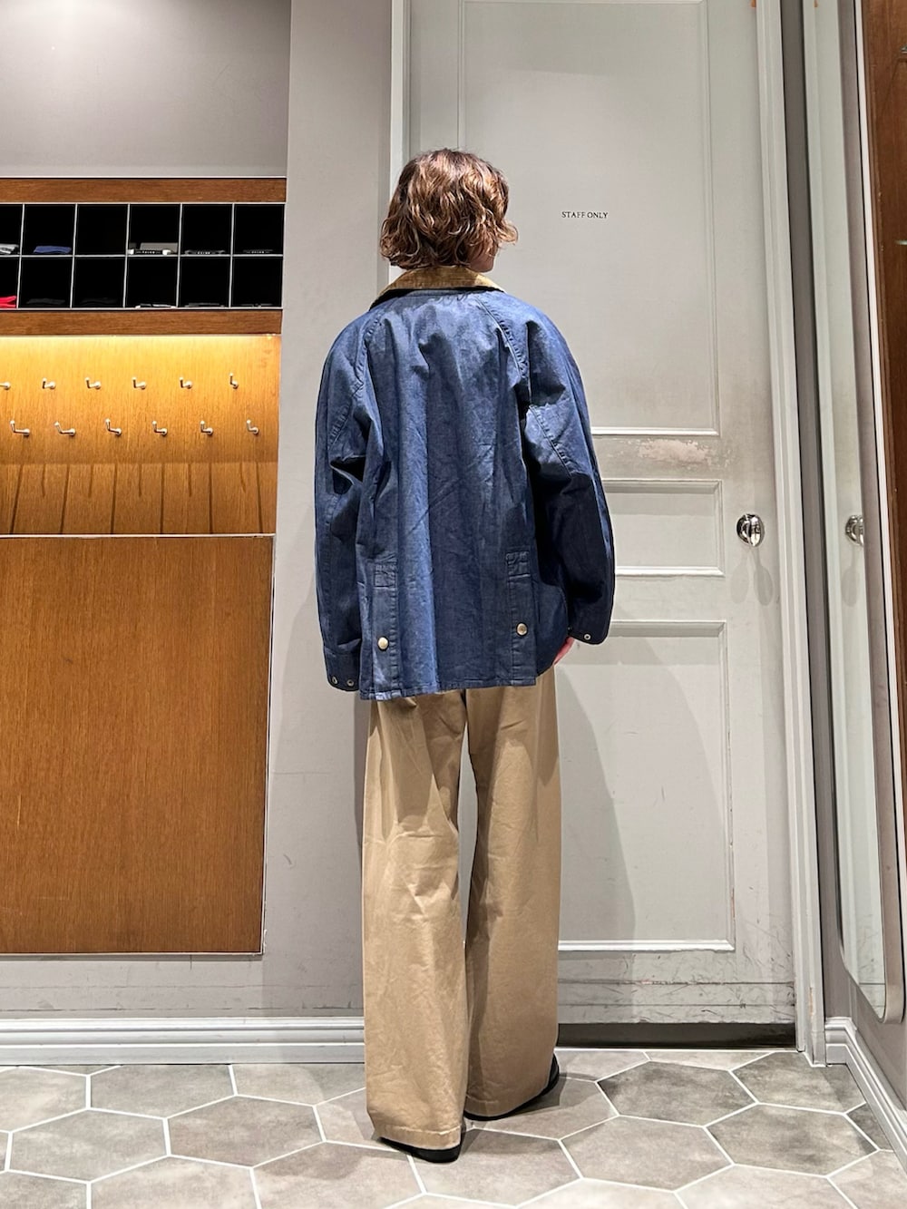 グレー系のシャツ/ブラウス、ブルー系のブルゾン、ベージュ系のその他パンツを着用したメンズの春コーディネートの3枚目の写真