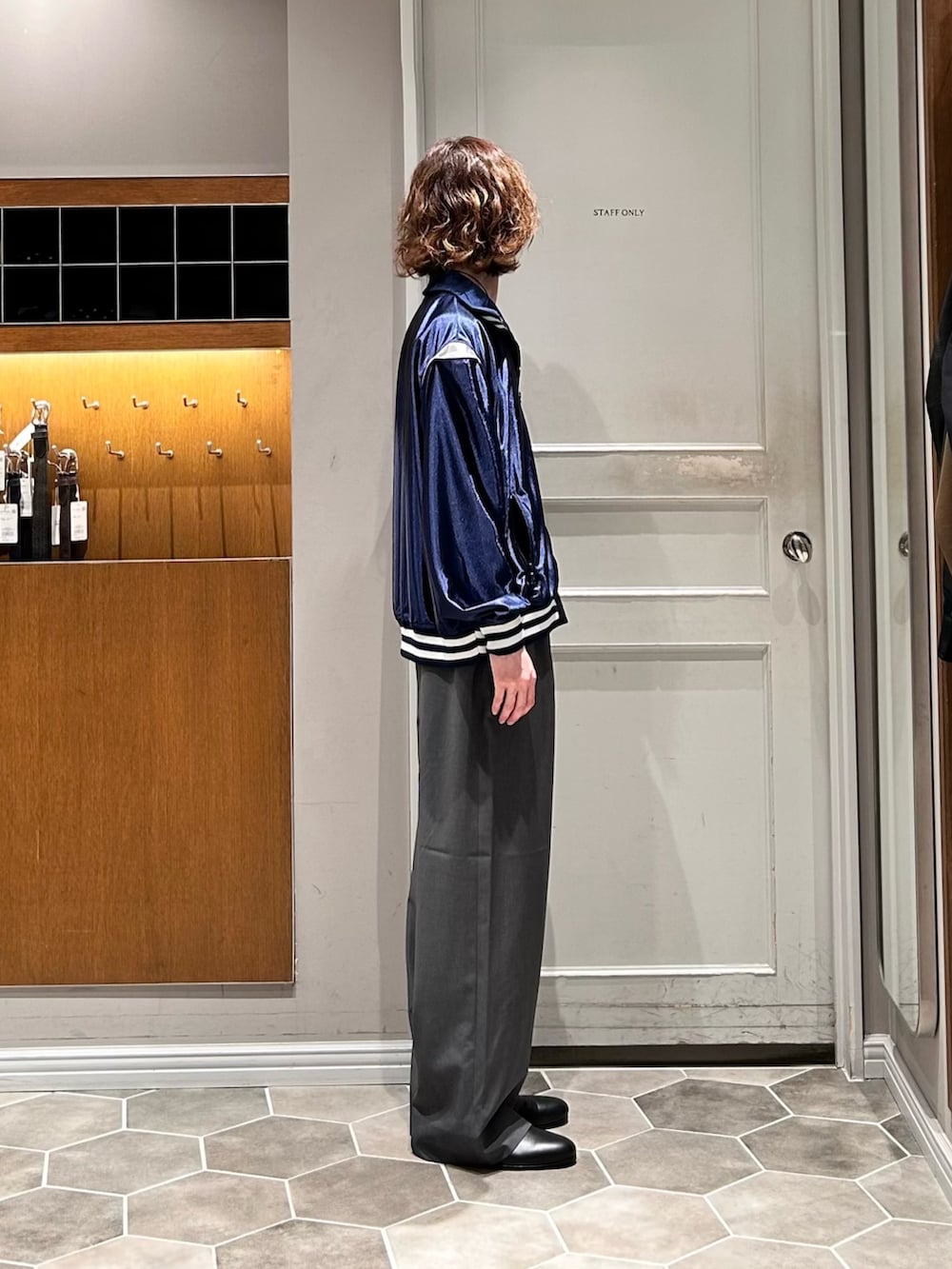 グレー系のその他パンツ、ブラック系のドレスシューズ、ブルー系のジャケット/アウターを着用したメンズの夏コーディネートの2枚目の写真