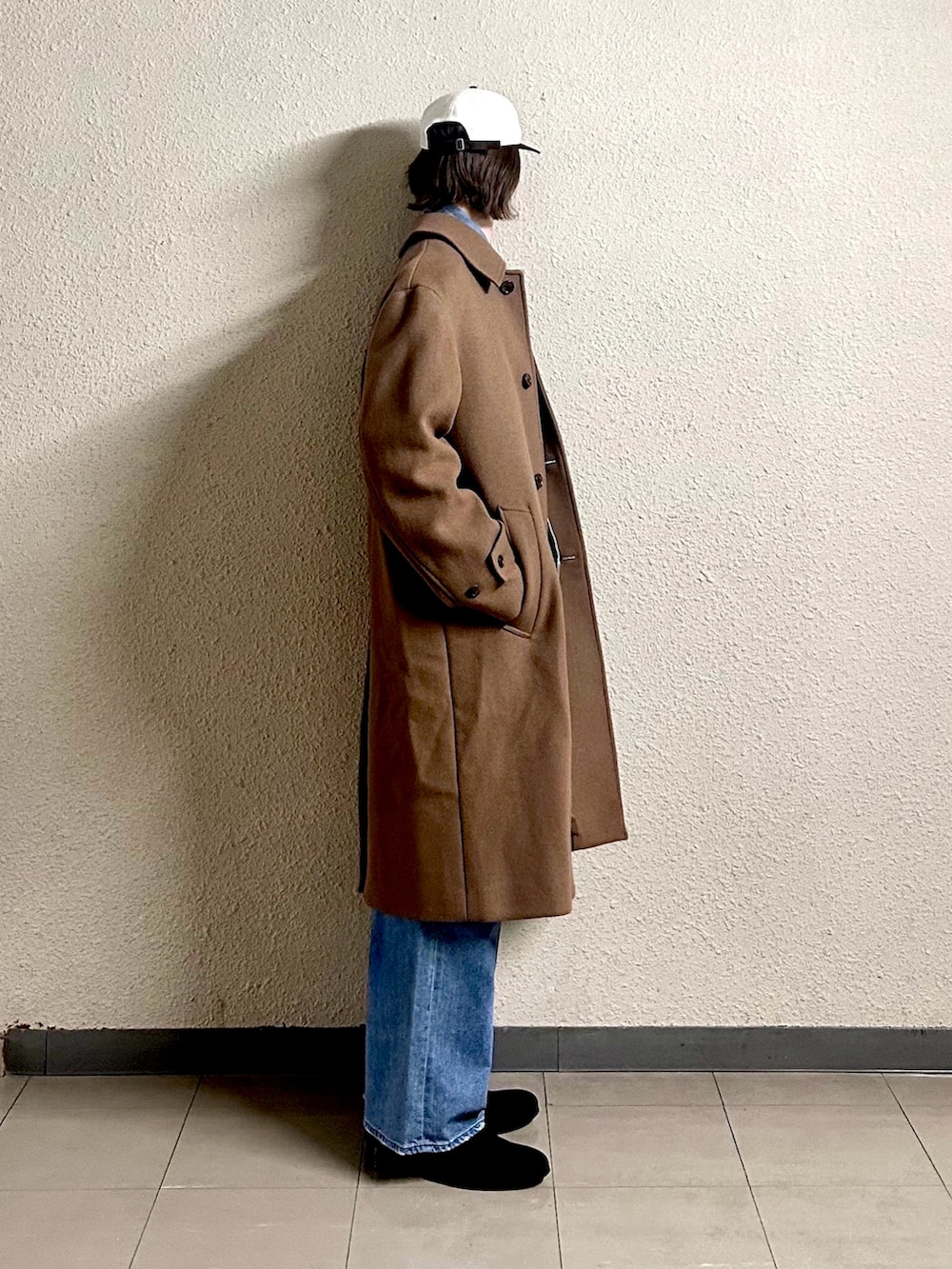 ベージュ系のその他アウター、ブルー系のデニムパンツ、ブラウン系のブーツを着用したメンズの春コーディネートの2枚目の写真