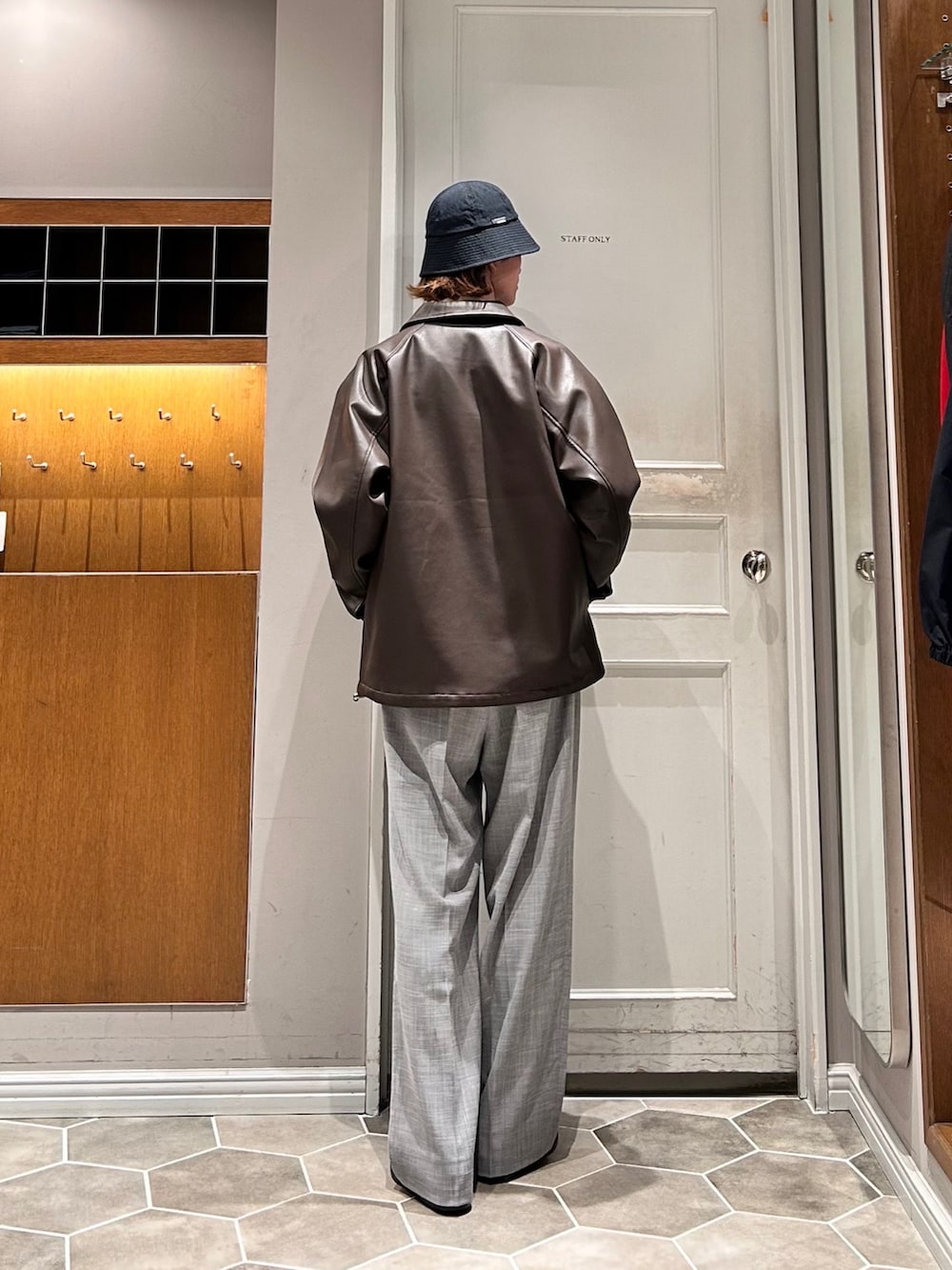 イエロー系のシャツ/ブラウス、ブラウン系のブルゾン、グレー系のスラックスを着用したメンズの春コーディネートの3枚目の写真