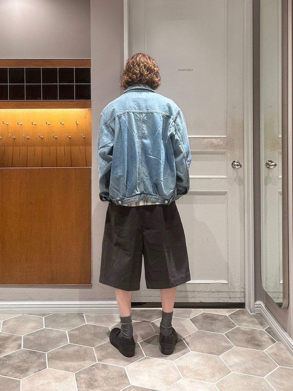 ブラック系のローファー、ブラック系のその他パンツ、ブルー系のデニムジャケットを着用したメンズの夏コーディネートの3枚目の写真