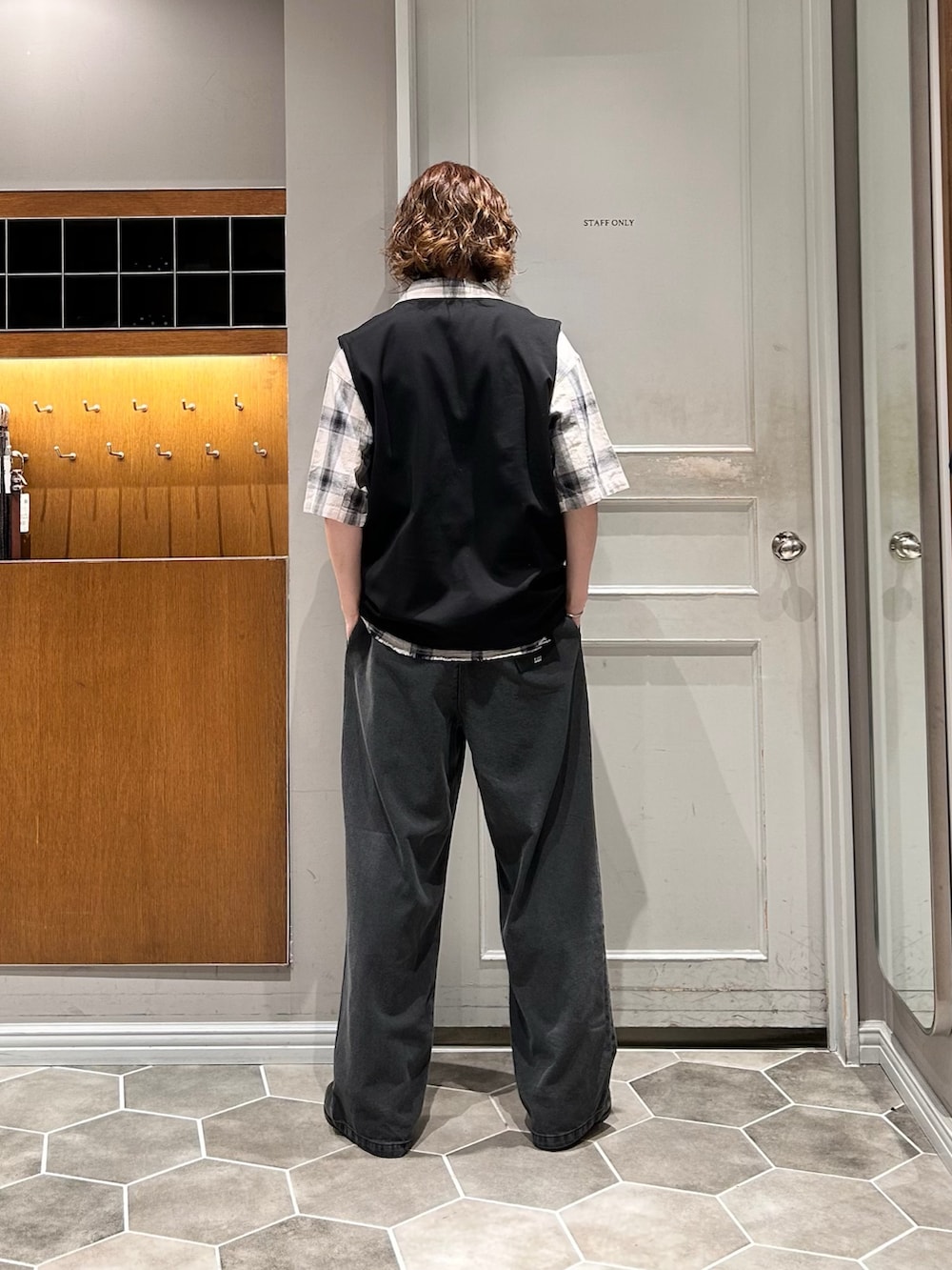その他のシャツ/ブラウス、ブラック系のデニムパンツ、ブラック系のローファーを着用したメンズの夏コーディネートの3枚目の写真