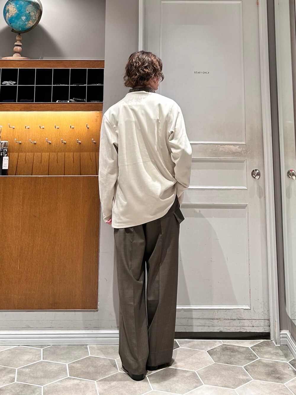 グリーン系のシャツ/ブラウス、グリーン系のカーゴパンツ、ブラック系のローファーを着用したメンズの春コーディネートの3枚目の写真