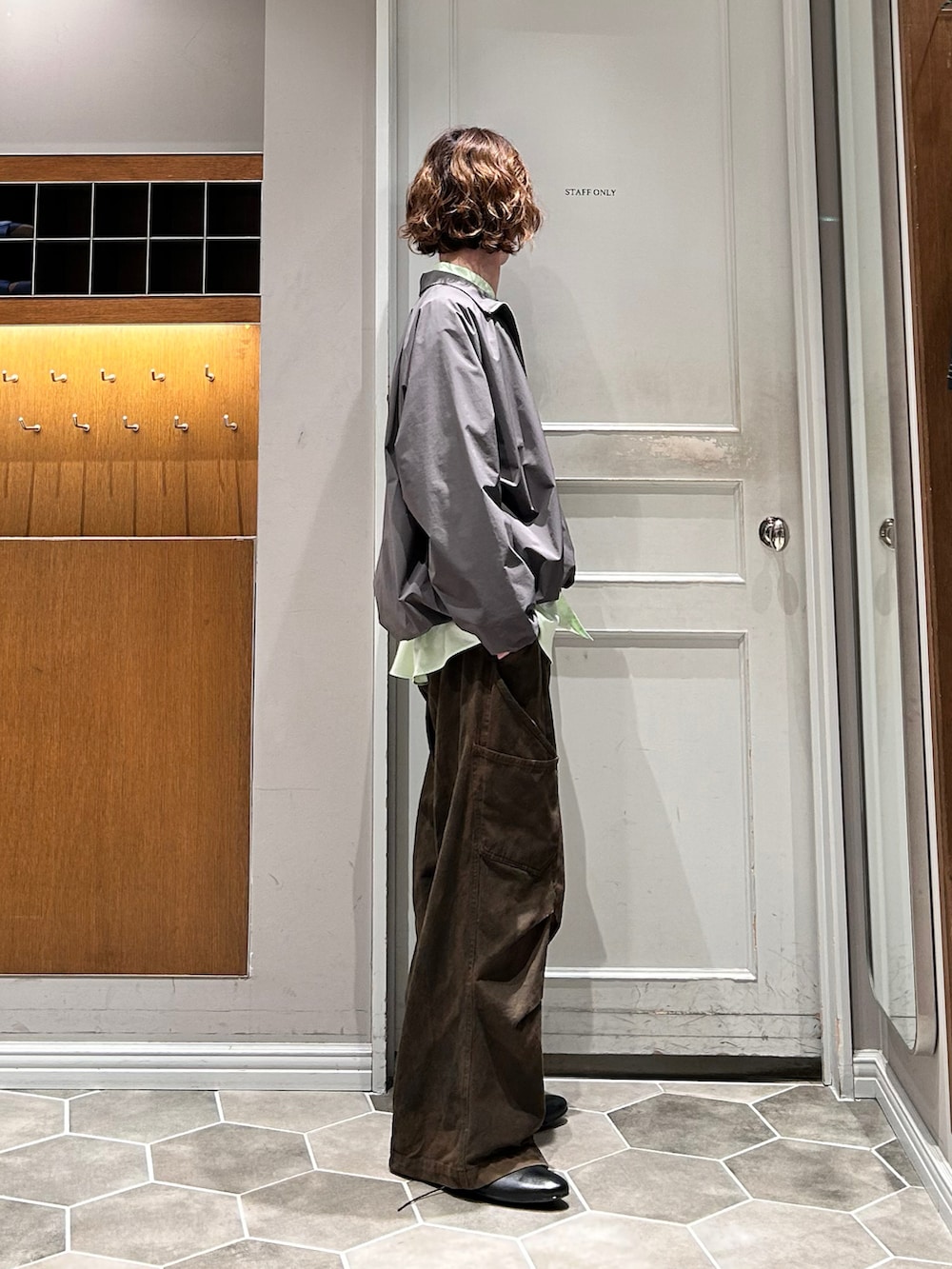 グリーン系のシャツ/ブラウス、ブラウン系のその他パンツ、ブラック系のドレスシューズを着用したメンズの春コーディネートの2枚目の写真