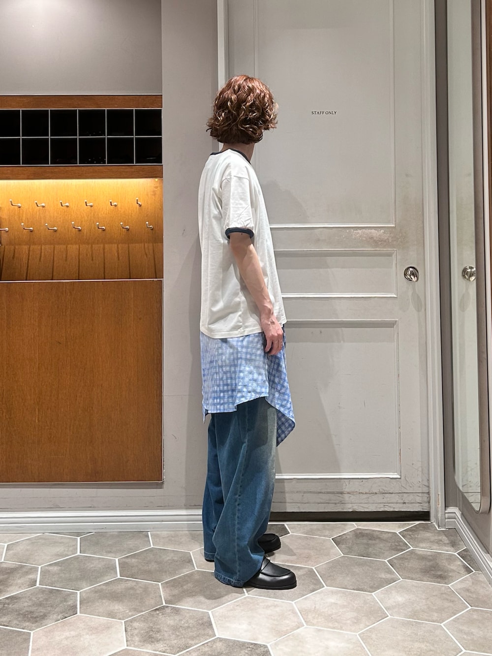 ブルー系のデニムパンツ、ホワイト系のTシャツ/カットソー、ブルー系のシャツ/ブラウスを着用したメンズの秋コーディネートの2枚目の写真