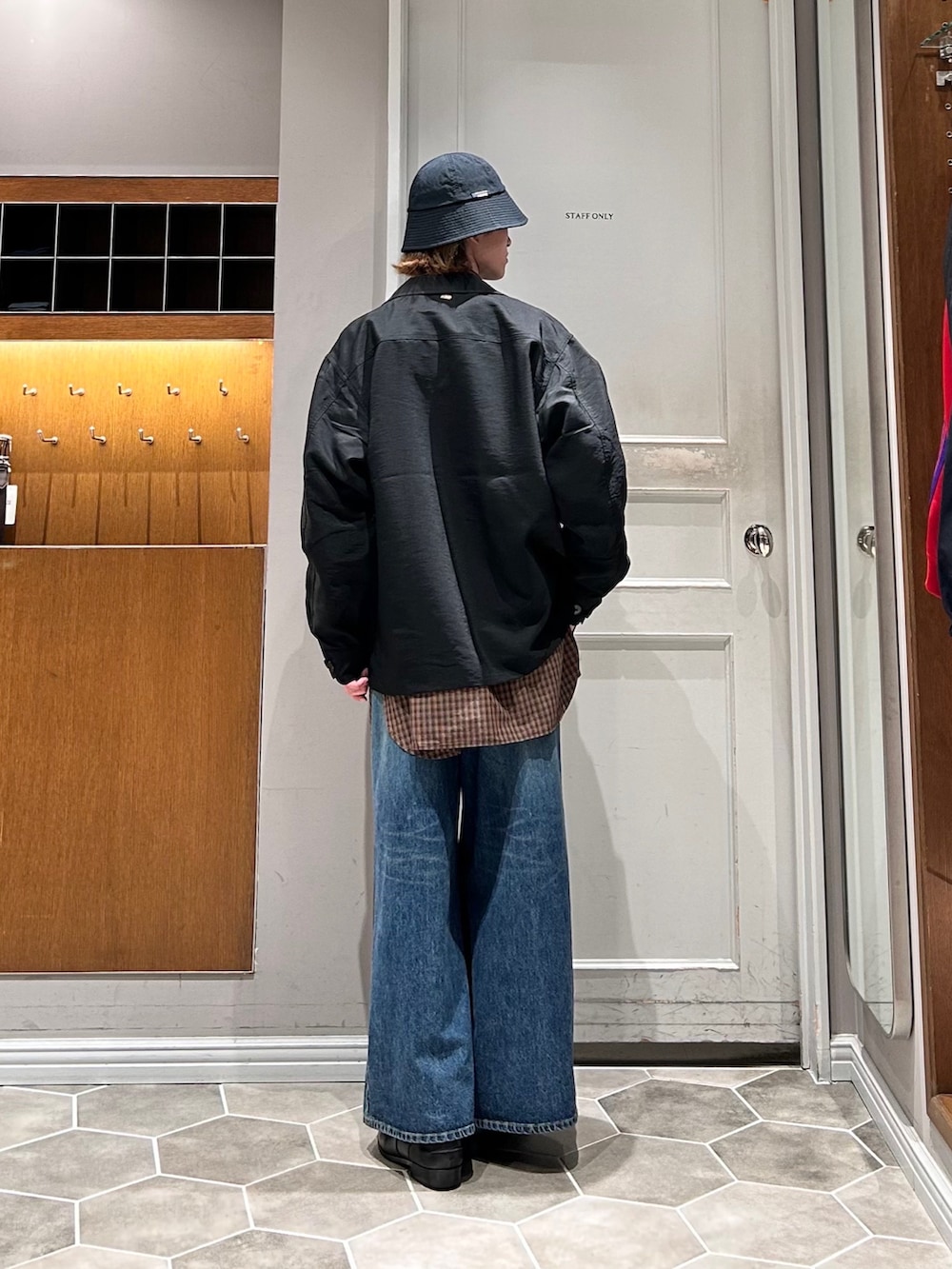 ブラウン系のシャツ/ブラウス、ブラック系のブルゾン、ブラック系のローファーを着用したメンズの春コーディネートの3枚目の写真