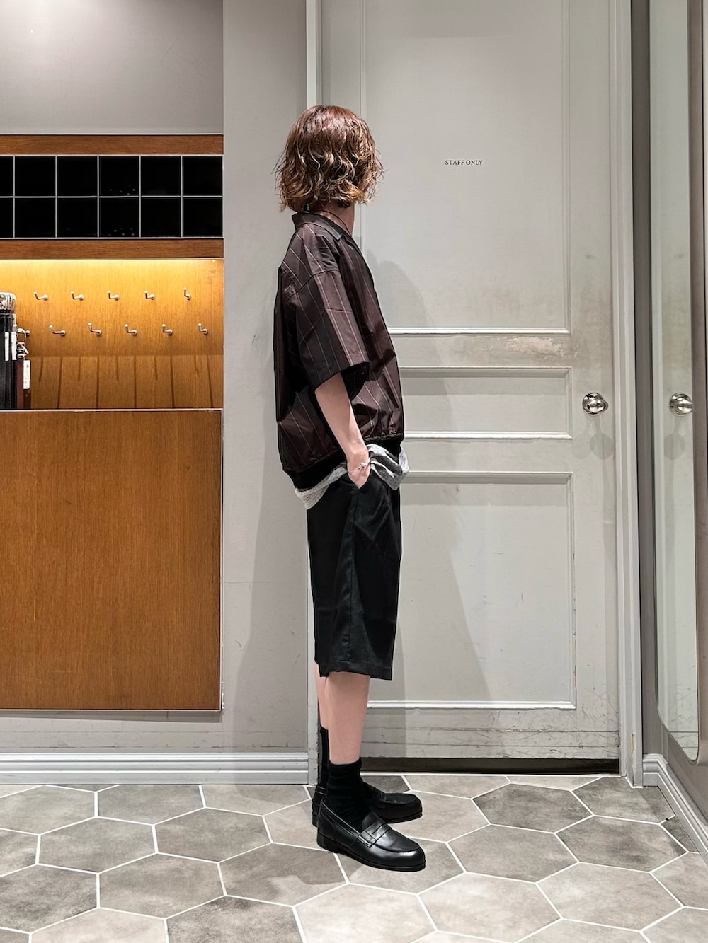 グレー系のタンクトップ、ブラック系のその他パンツ、ブラック系のローファーを着用したメンズの夏コーディネートの2枚目の写真