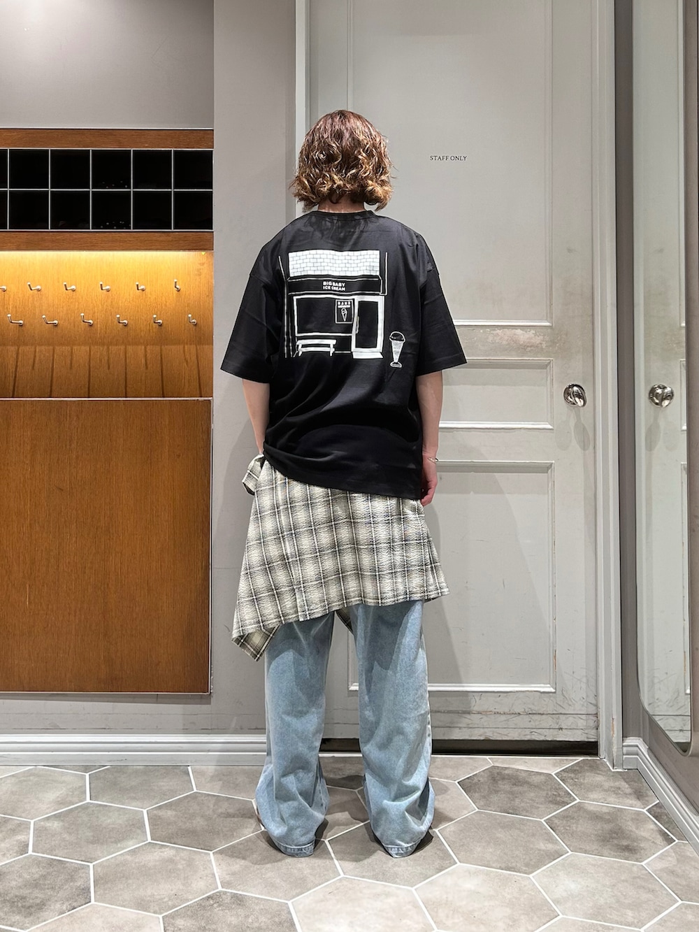 ベージュ系のシャツ/ブラウス、ブルー系のデニムパンツ、ブラック系のTシャツ/カットソーを着用したメンズの夏コーディネートの3枚目の写真