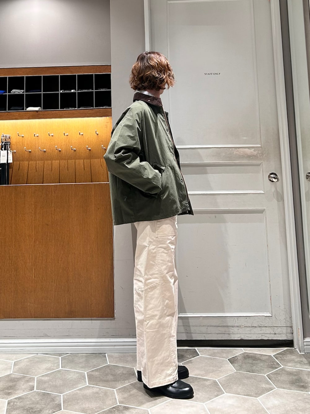 グリーン系のその他アウター、ホワイト系のチノパンツ、ブラック系のローファーを着用したメンズの春コーディネートの2枚目の写真