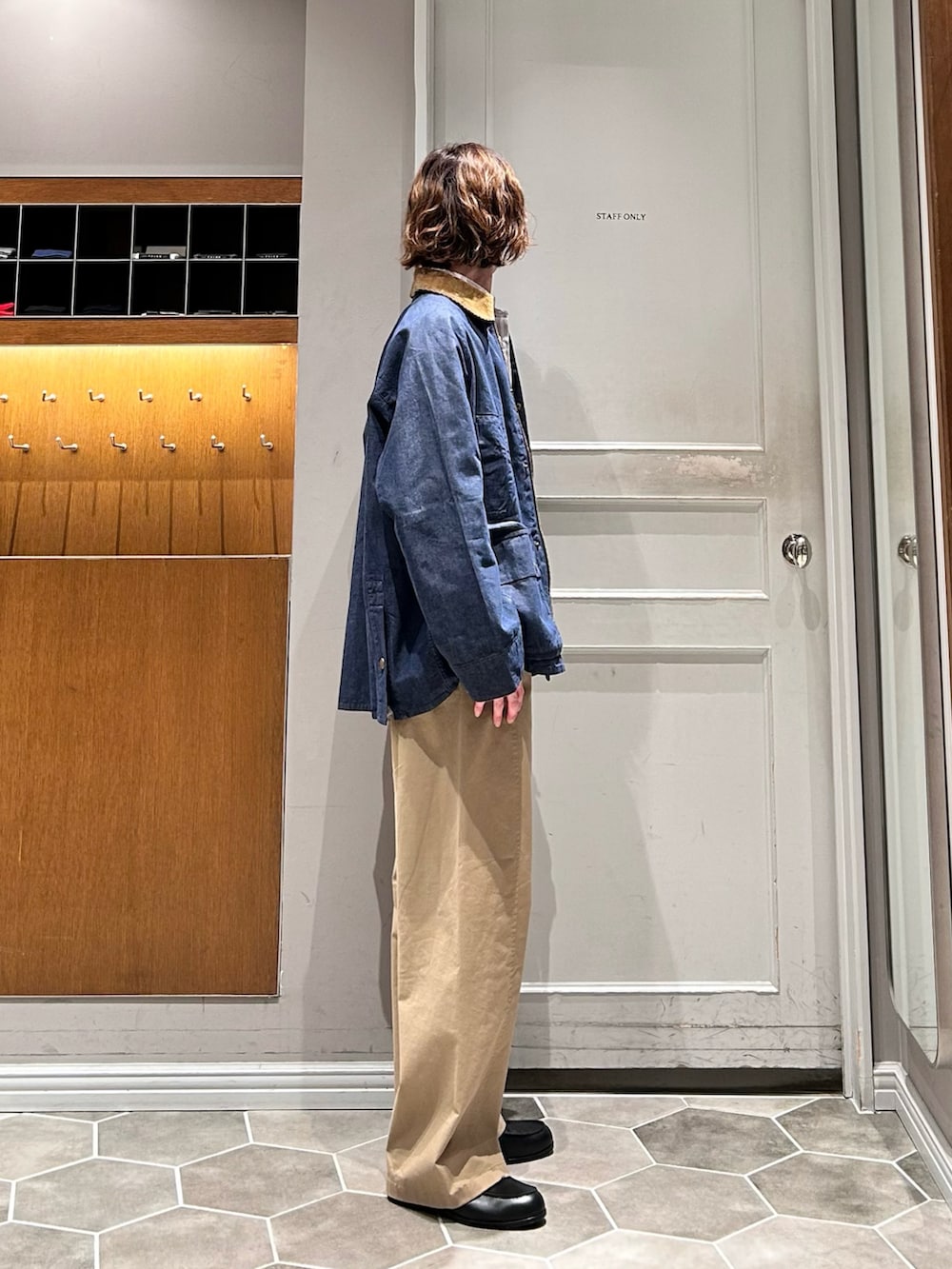 グレー系のシャツ/ブラウス、ブルー系のブルゾン、ベージュ系のその他パンツを着用したメンズの春コーディネートの2枚目の写真