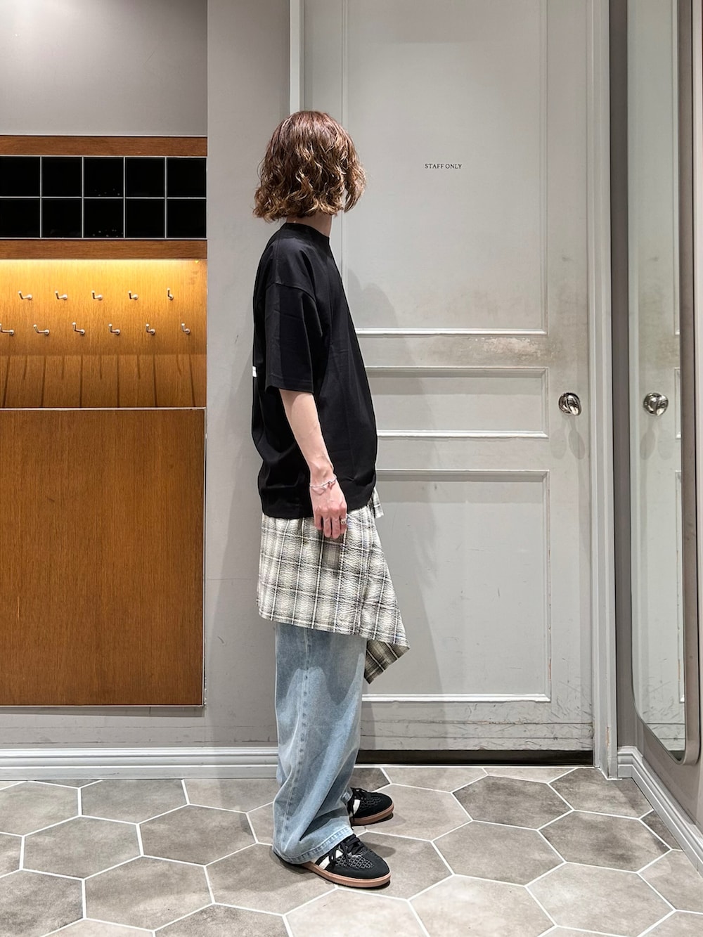 ベージュ系のシャツ/ブラウス、ブルー系のデニムパンツ、ブラック系のTシャツ/カットソーを着用したメンズの夏コーディネートの2枚目の写真