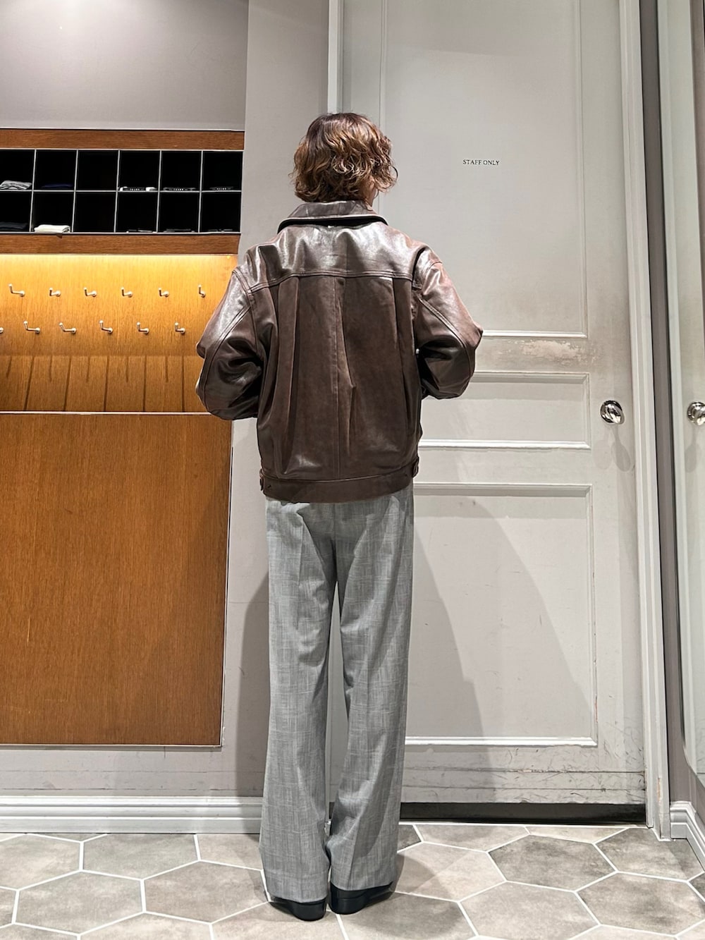 ブラック系のローファー、イエロー系のシャツ/ブラウス、グレー系のスラックスを着用したメンズの春コーディネートの3枚目の写真