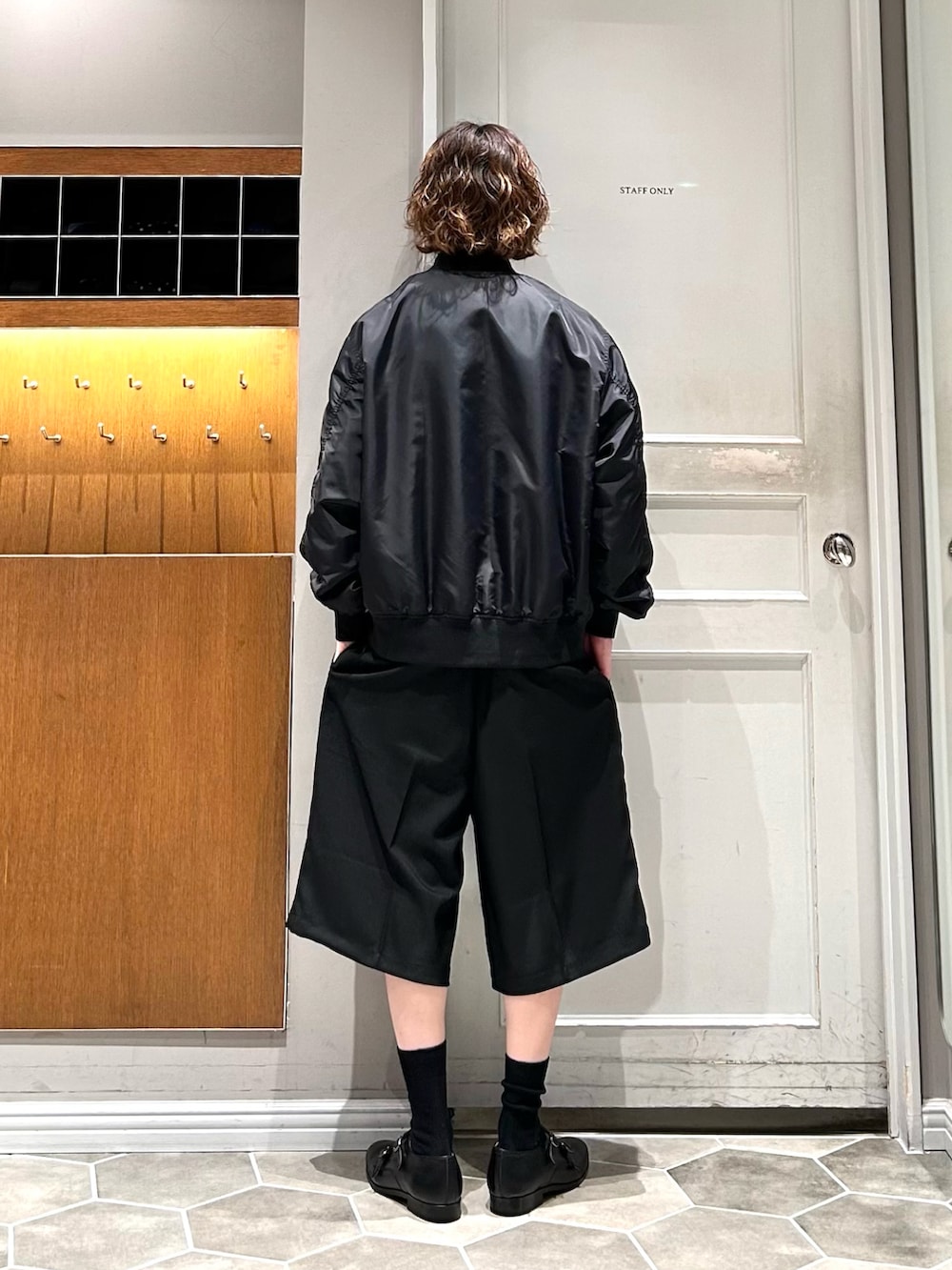 ブラック系のドレスシューズ、ブラック系のその他パンツ、ブラック系のMA-1を着用したメンズの春コーディネートの3枚目の写真