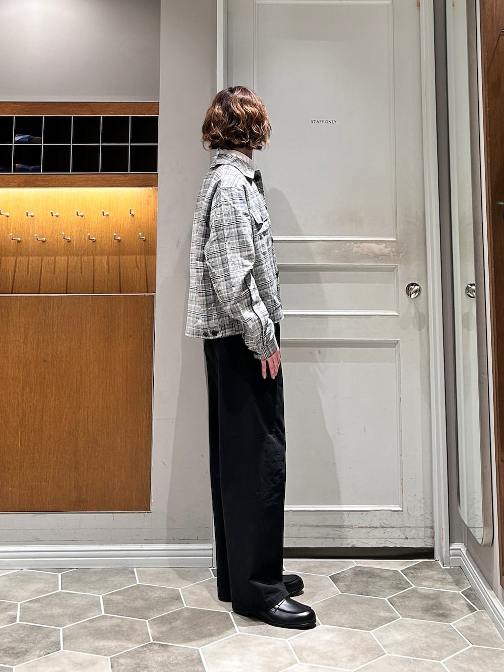 その他のブルゾン、ブラック系のその他パンツ、ブラック系のローファーを着用したメンズの春コーディネートの2枚目の写真