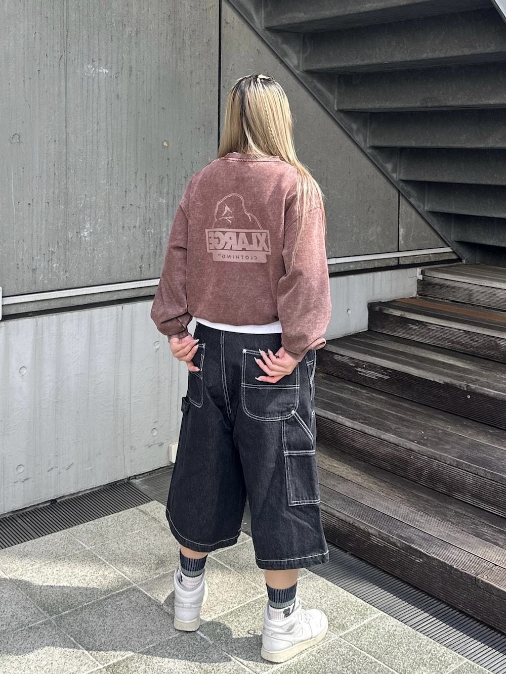 ブラウン系のスウェット、ブラック系のデニムパンツ、ホワイト系のTシャツ/カットソーを着用したレディースの秋コーディネートの3枚目の写真