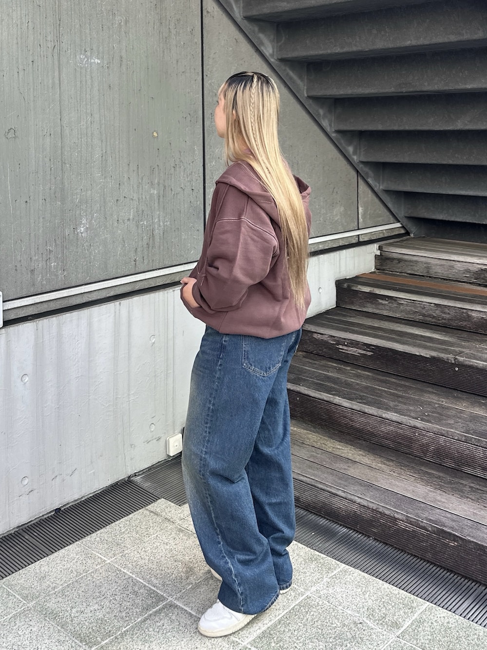 ピンク系のTシャツ/カットソー、ブラウン系のパーカー、ブルー系のデニムパンツを着用したレディースの秋コーディネートの3枚目の写真