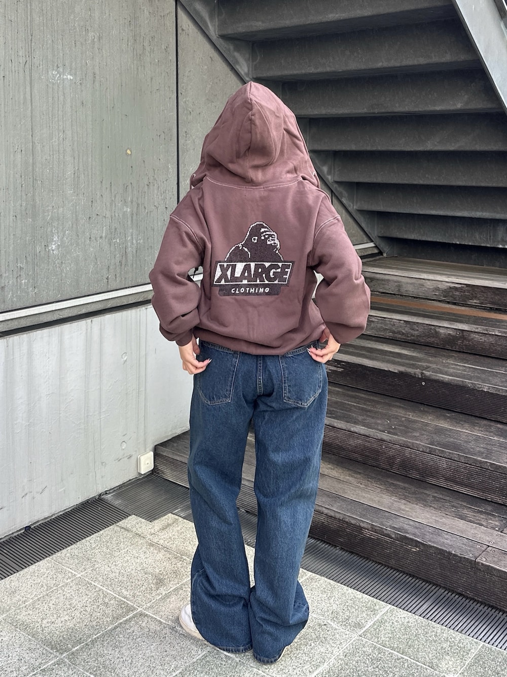 ピンク系のTシャツ/カットソー、ブラウン系のパーカー、ブルー系のデニムパンツを着用したレディースの秋コーディネートの2枚目の写真