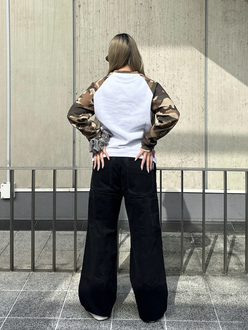 ホワイト系のTシャツ/カットソー、ブラック系のその他パンツ、ブラウン系のサングラスを着用したレディースの秋コーディネートの3枚目の写真