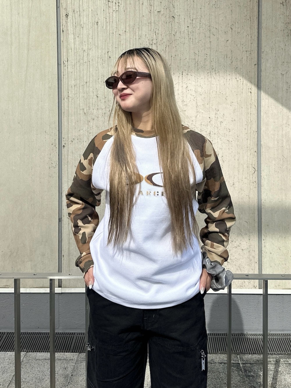 ホワイト系のTシャツ/カットソー、ブラック系のその他パンツ、ブラウン系のサングラスを着用したレディースの秋コーディネートの4枚目の写真