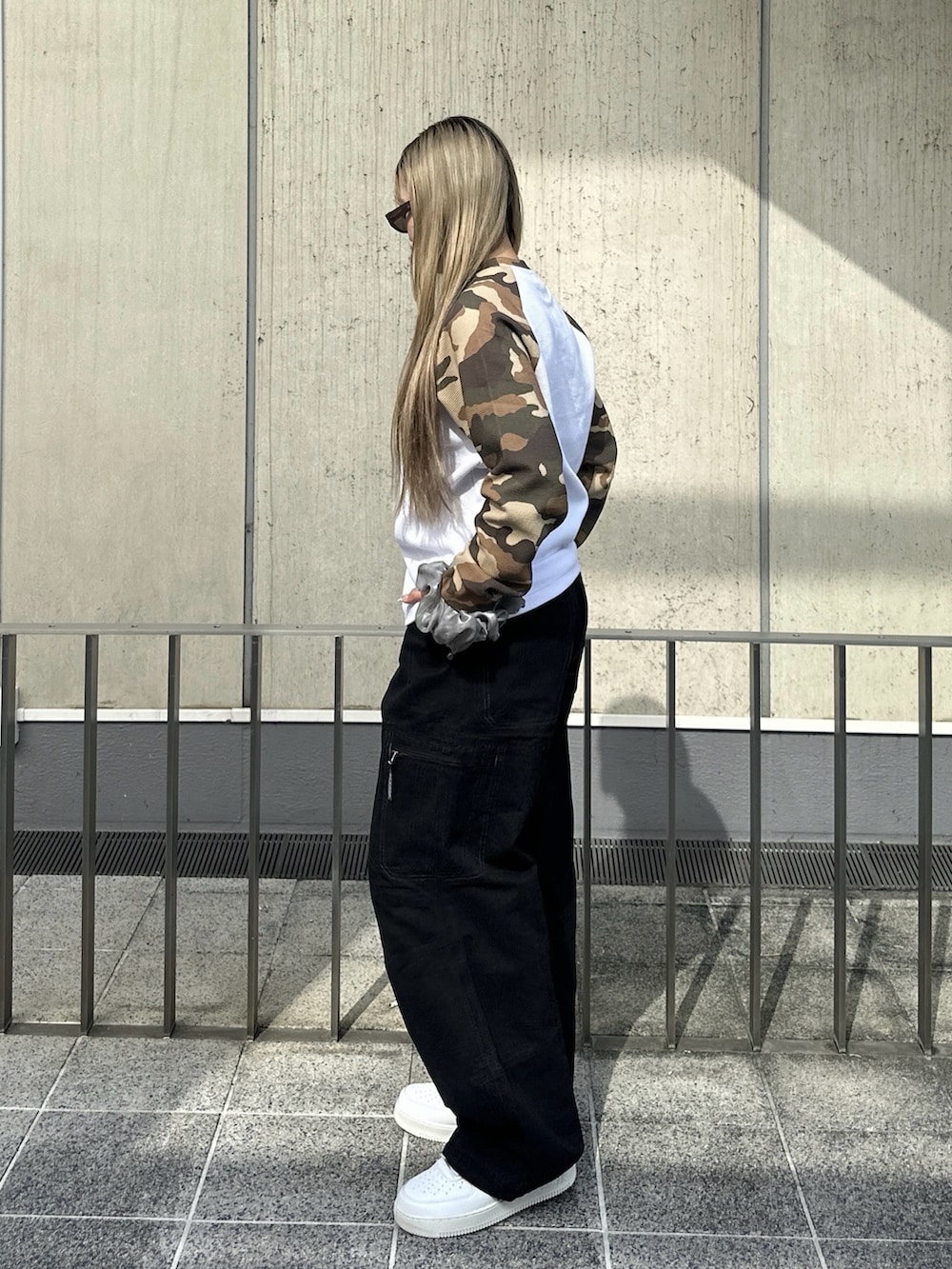 ホワイト系のTシャツ/カットソー、ブラック系のその他パンツ、ブラウン系のサングラスを着用したレディースの秋コーディネートの2枚目の写真