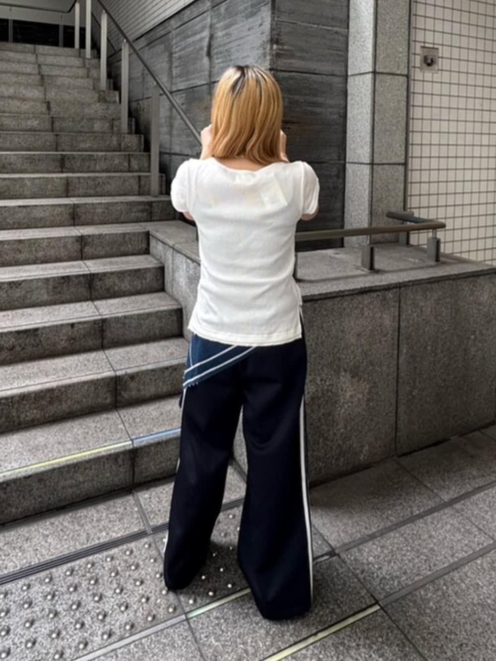 ホワイト系のTシャツ/カットソー、ブルー系のその他パンツ、ブルー系のバンダナ/スカーフを着用したレディースの夏コーディネートの3枚目の写真