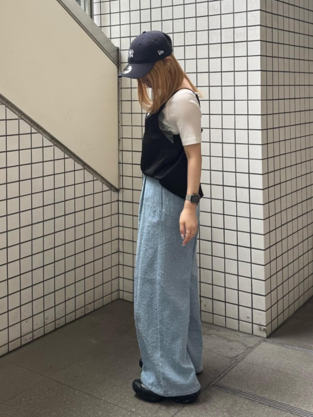 ホワイト系のTシャツ/カットソー、ブラック系のキャミソール、ブルー系のデニムパンツを着用したレディースの夏コーディネートの2枚目の写真