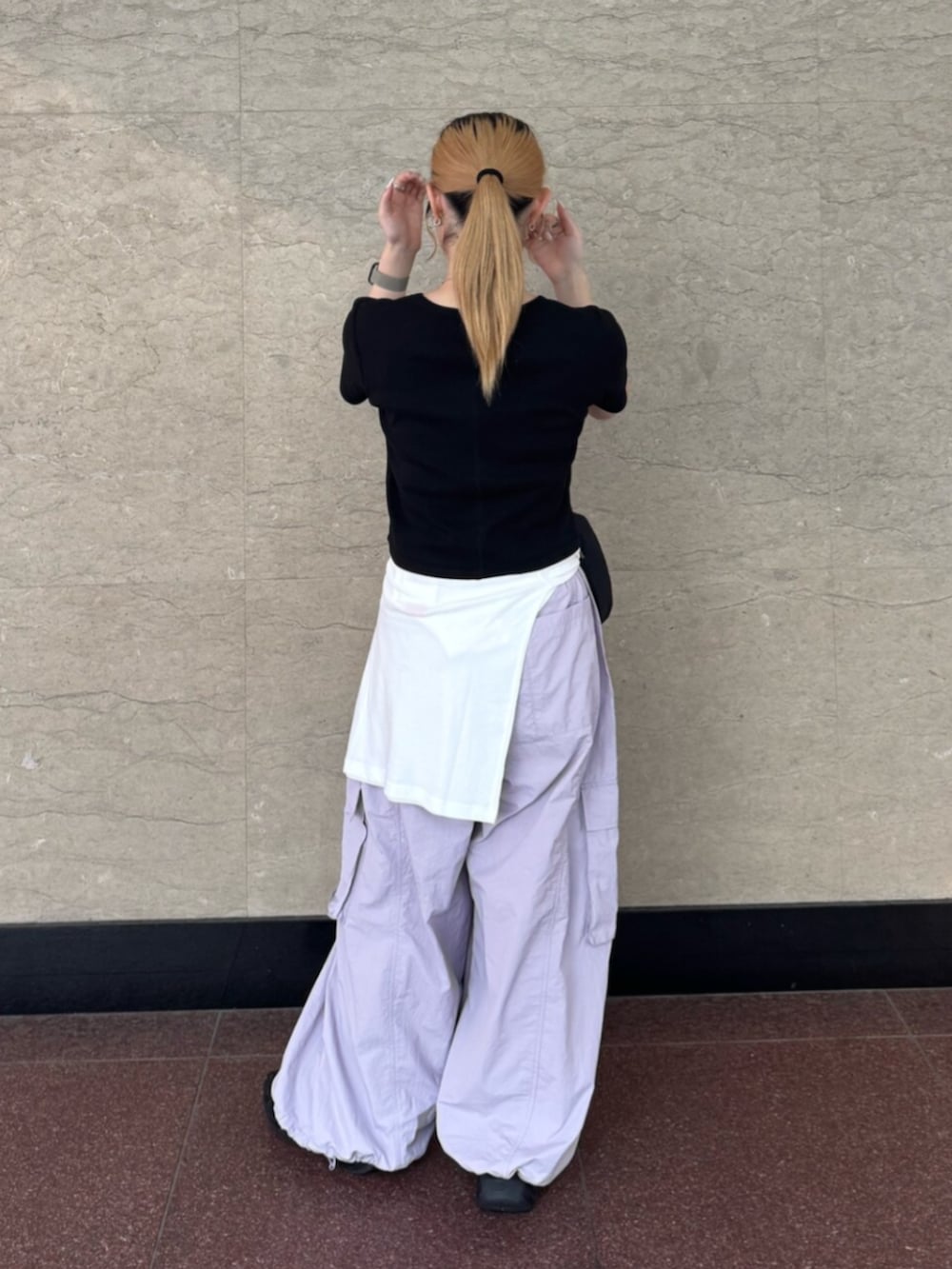 ブラック系のTシャツ/カットソー、パープル系のその他パンツ、ホワイト系のTシャツ/カットソーを着用したレディースの夏コーディネートの3枚目の写真