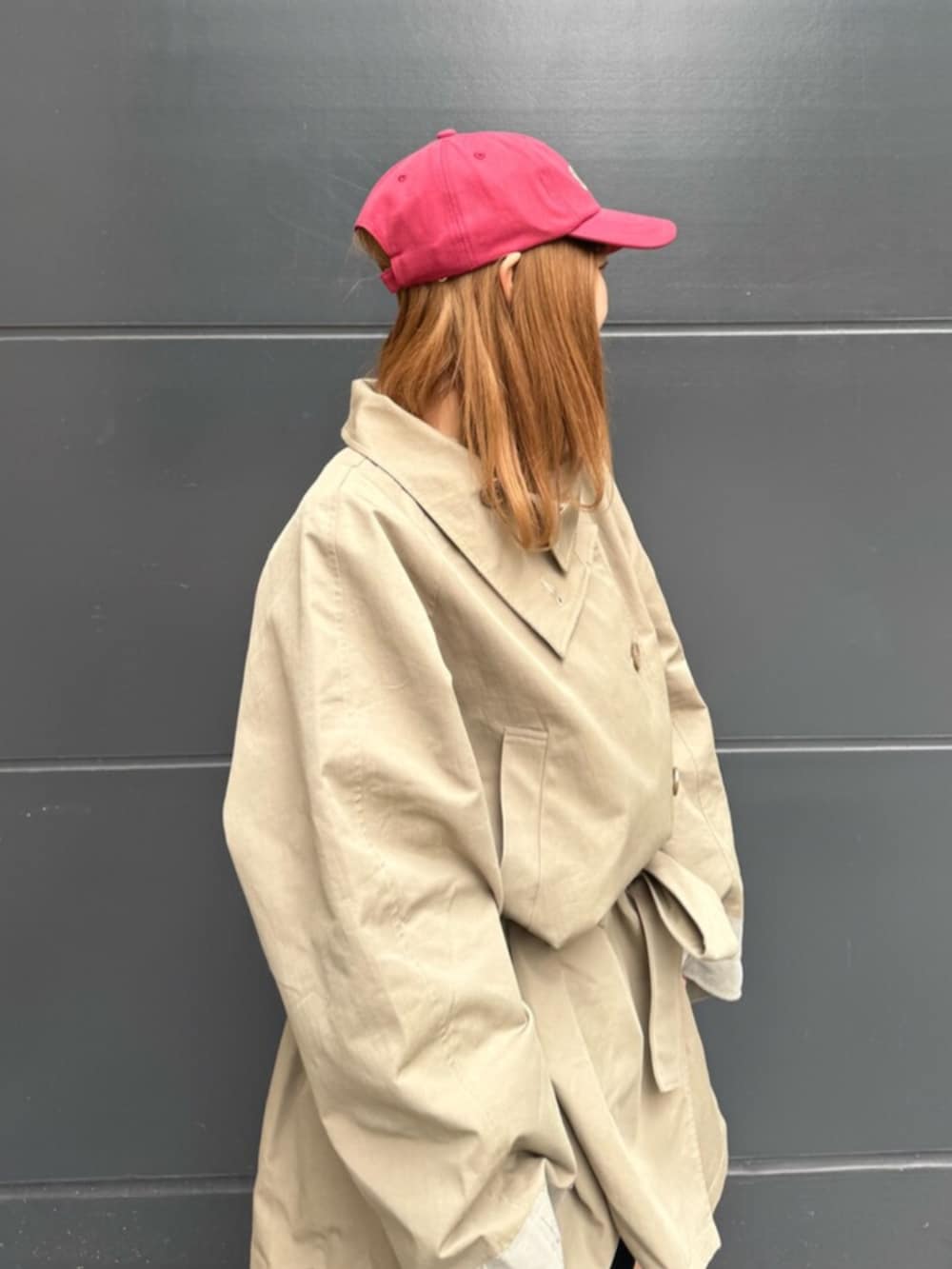 ベージュ系のトレンチコート、ブラック系のその他パンツ、ブラック系のブーツを着用したレディースの冬コーディネートの4枚目の写真