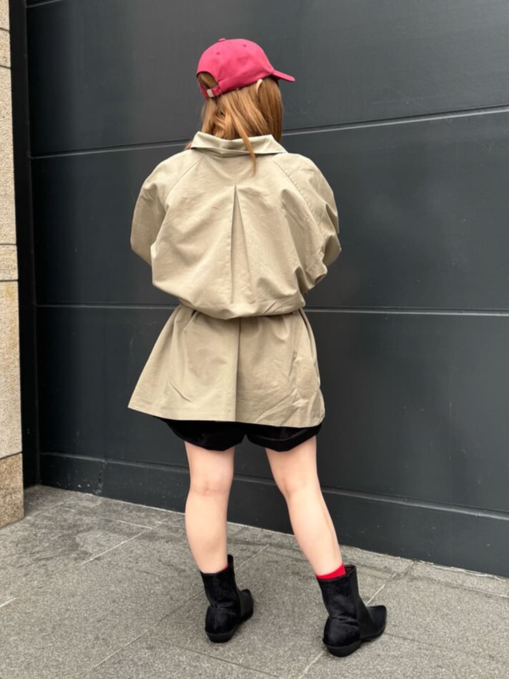 ベージュ系のトレンチコート、ブラック系のその他パンツ、ブラック系のブーツを着用したレディースの冬コーディネートの3枚目の写真