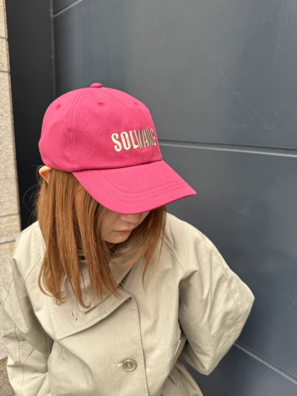 ベージュ系のトレンチコート、ブラック系のその他パンツ、ブラック系のブーツを着用したレディースの冬コーディネートの6枚目の写真