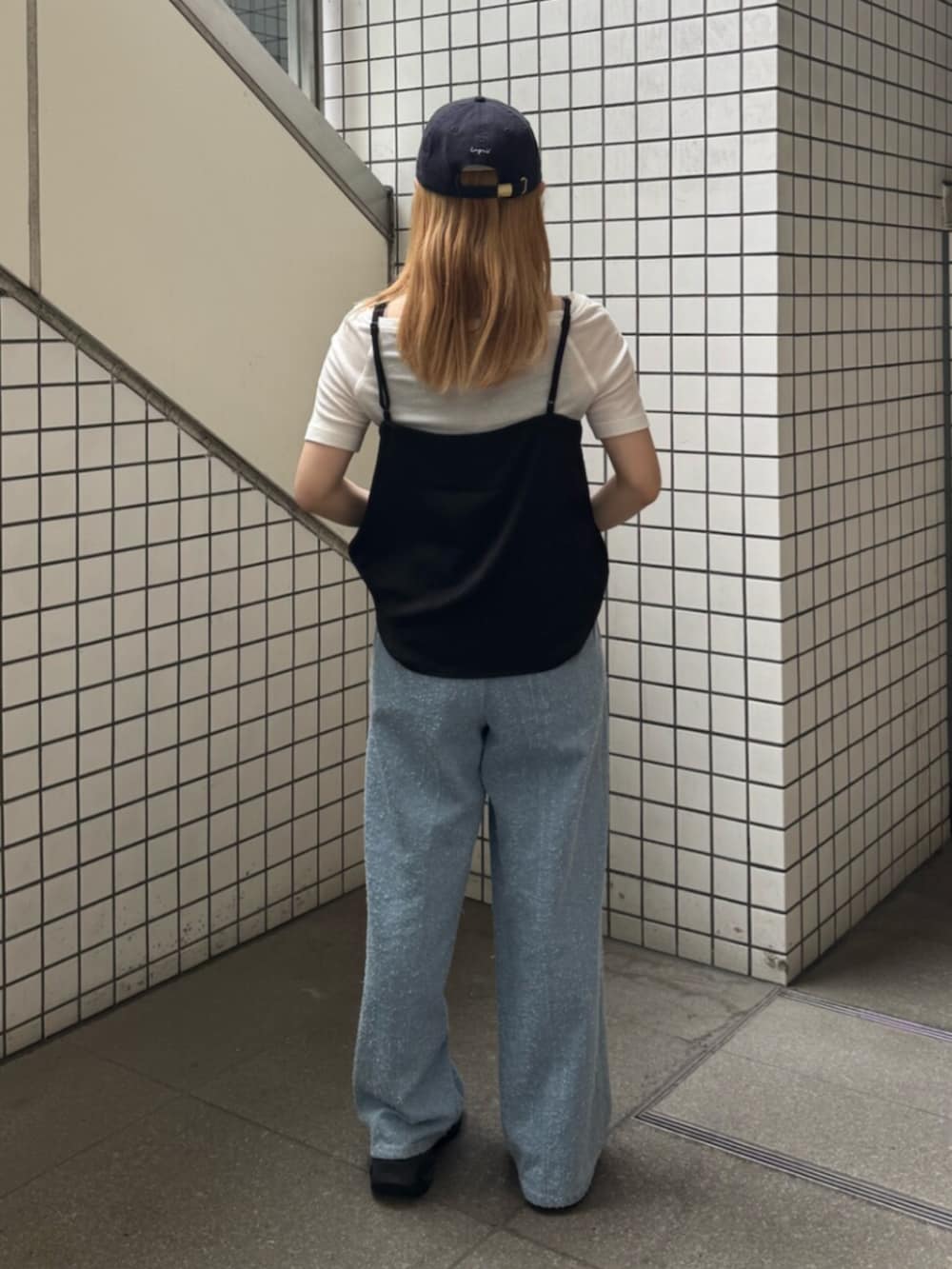 ホワイト系のTシャツ/カットソー、ブラック系のキャミソール、ブルー系のデニムパンツを着用したレディースの夏コーディネートの3枚目の写真