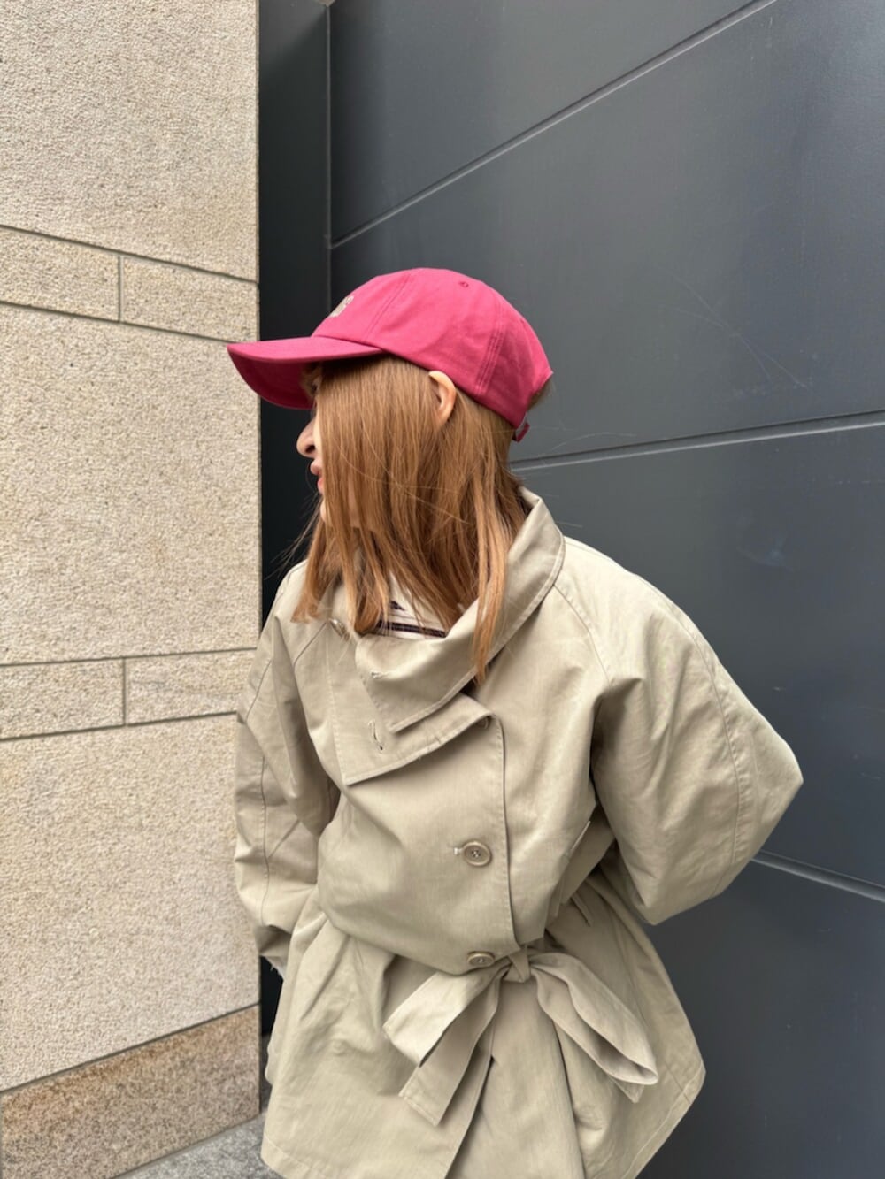 ベージュ系のトレンチコート、ブラック系のその他パンツ、ブラック系のブーツを着用したレディースの冬コーディネートの5枚目の写真