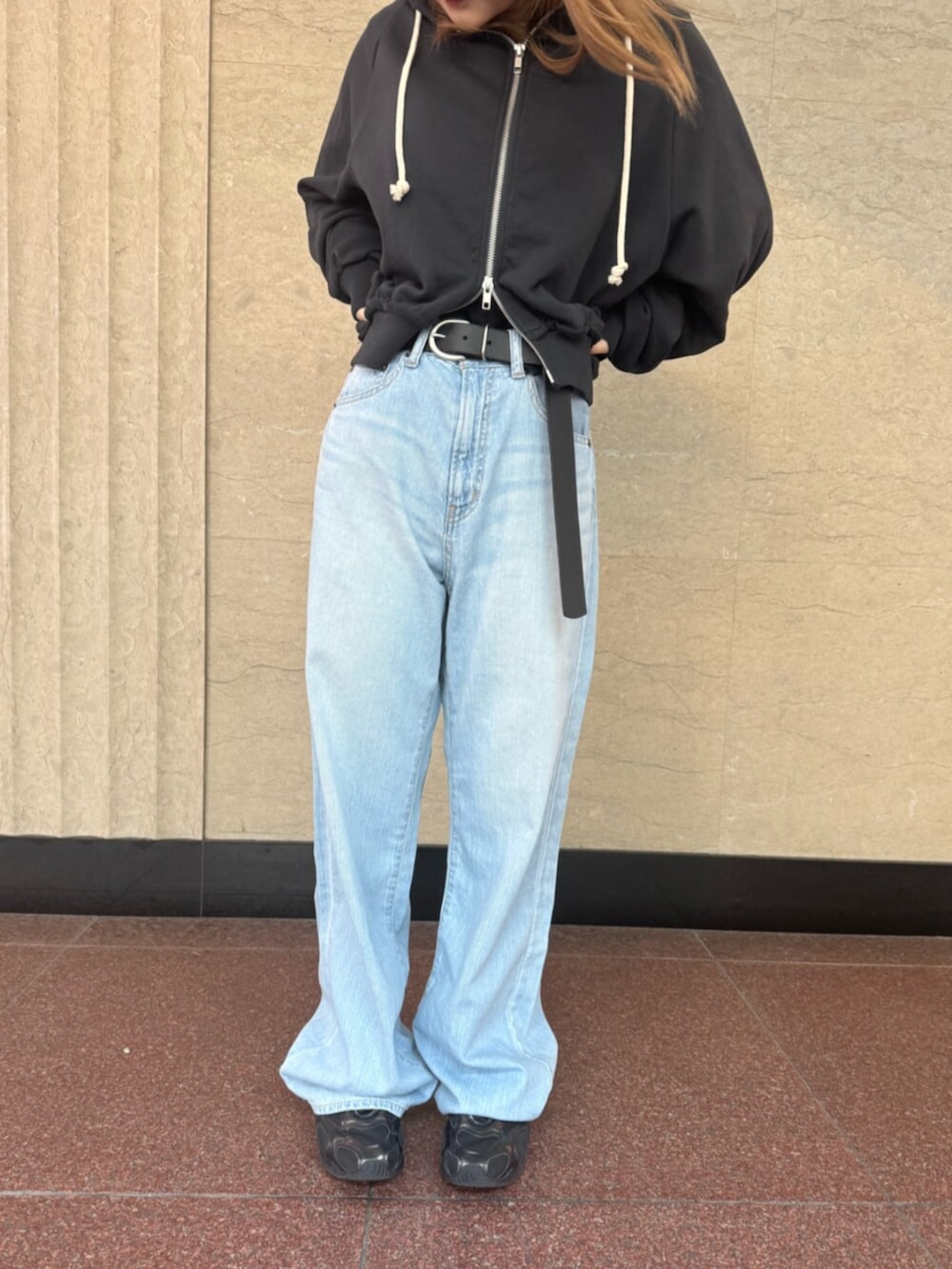 ブルー系のデニムパンツ、グレー系のパーカーを着用したレディースの春コーディネートの5枚目の写真