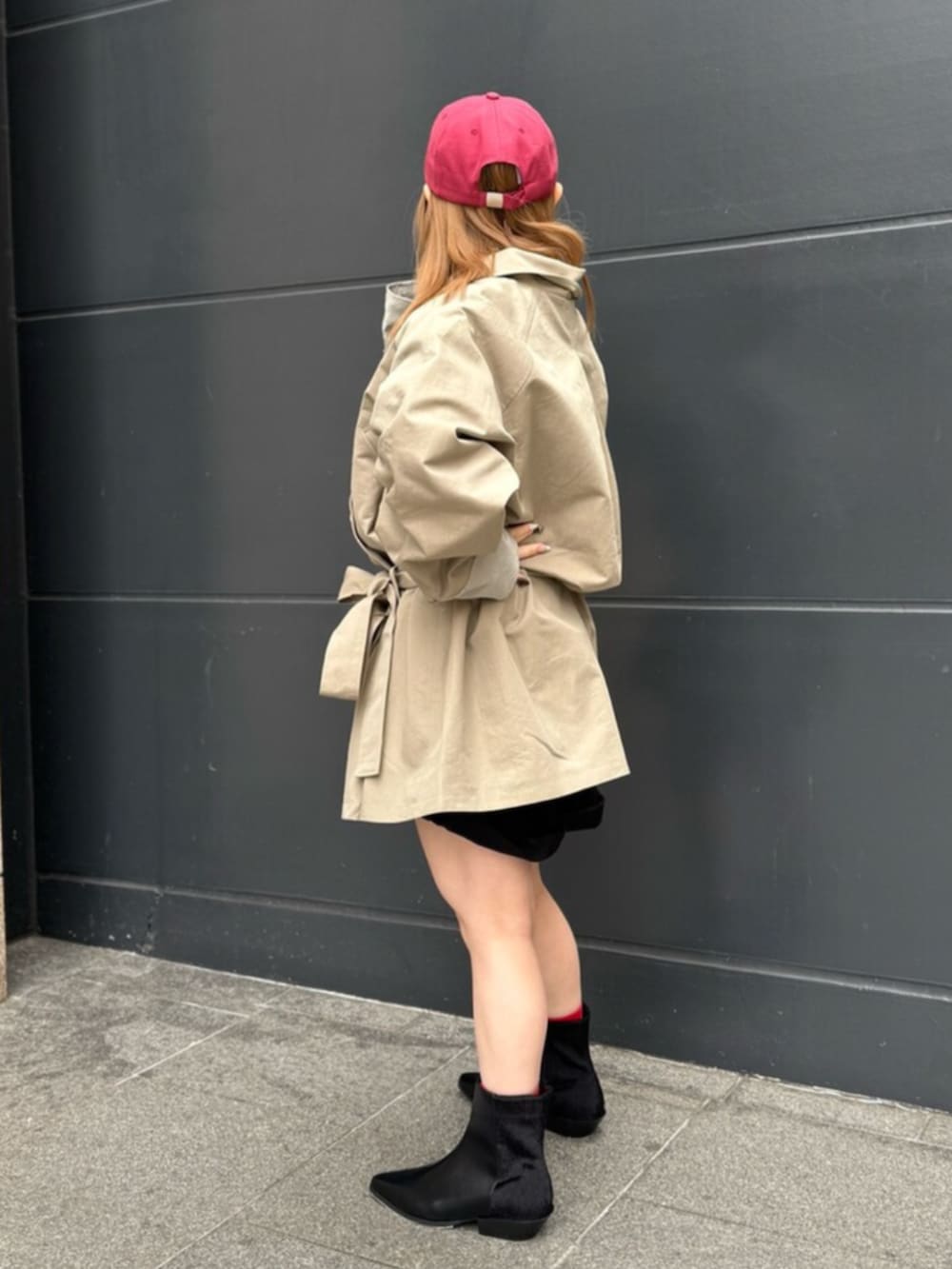 ベージュ系のトレンチコート、ブラック系のその他パンツ、ブラック系のブーツを着用したレディースの冬コーディネートの2枚目の写真