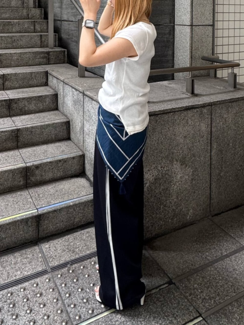 ホワイト系のTシャツ/カットソー、ブルー系のその他パンツ、ブルー系のバンダナ/スカーフを着用したレディースの夏コーディネートの2枚目の写真