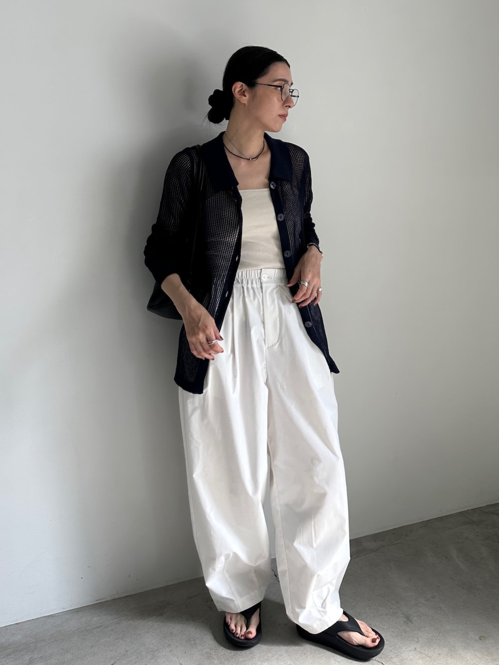 ホワイト系のその他パンツ、ブルー系のカーディガン/ボレロ、ブラック系のショルダーバッグを着用したレディースの春コーディネートの3枚目の写真
