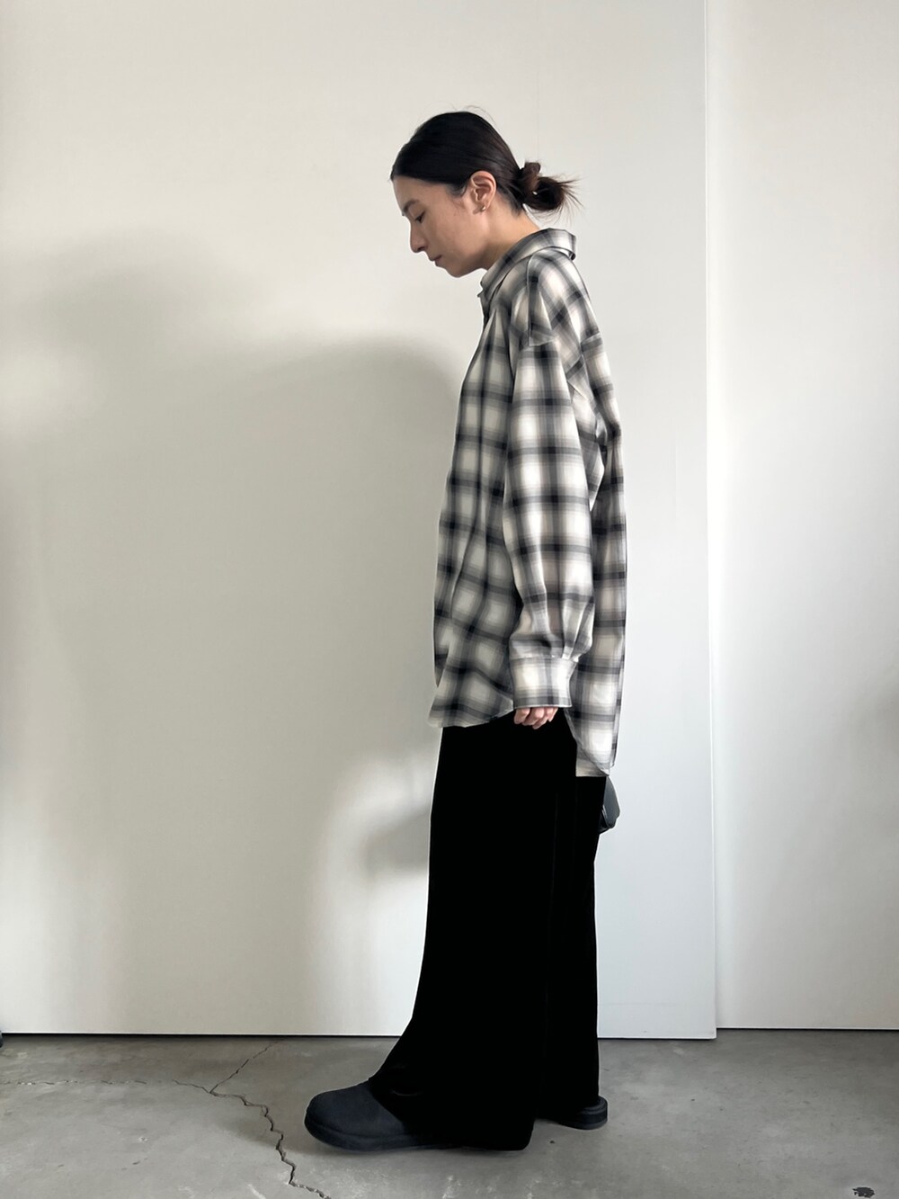 ホワイト系のシャツ/ブラウス、ブラック系のスカート、ブラック系のスリッポンを着用したレディースの冬コーディネートの2枚目の写真